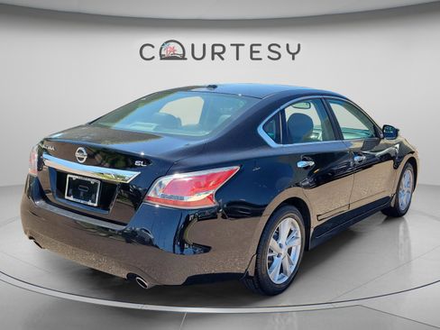 Used 2015 Nissan Altima 2.5 SL w/ Moonroof Package FWD image 3