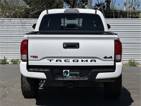 Used 2017 Toyota Tacoma TRD Sport w/ Tow Package (A/T) image 10