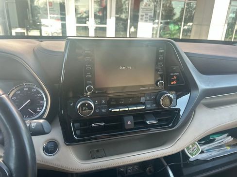 Used 2022 Toyota Highlander XLE FWD image 9