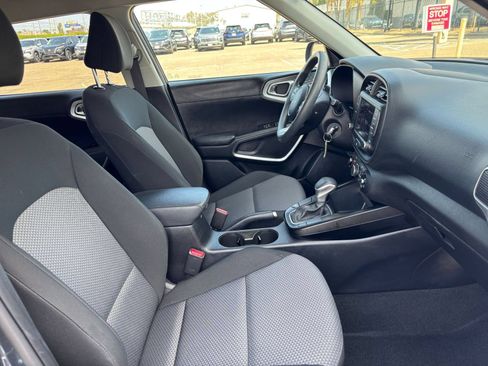 Used 2025 Kia Soul LX w/ LX Technology Package FWD image 34