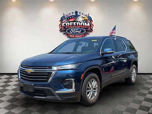 Used 2023 Chevrolet Traverse LT FWD image 2