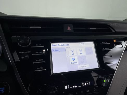 Used 2018 Toyota Camry XLE image 14