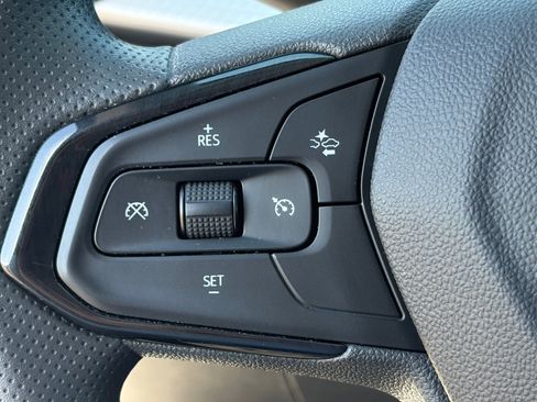 Used 2025 Chevrolet Trax LT FWD image 21