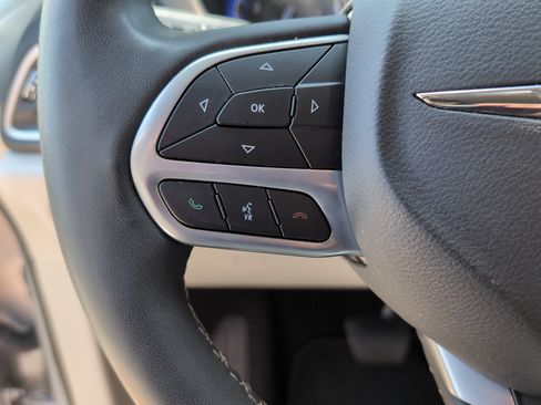 Used 2023 Chrysler Pacifica Touring-L FWD image 19