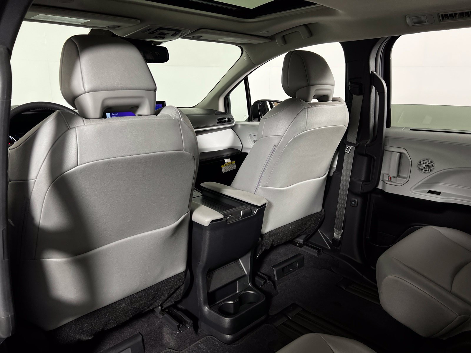 Certified 2025 Toyota Sienna XLE FWD image 19