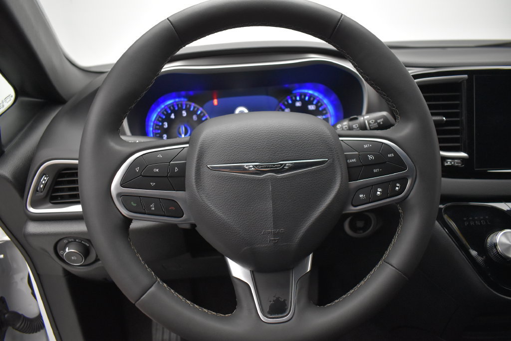 Used 2025 Chrysler Pacifica Select FWD image 17