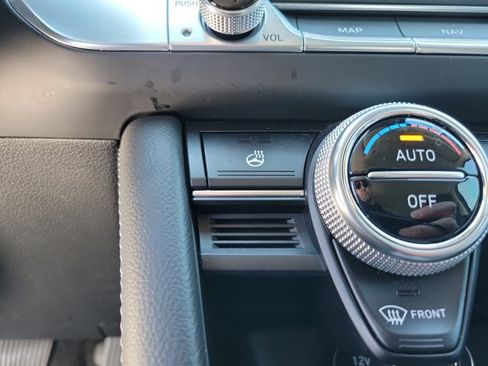 Used 2023 Genesis G70 2.0T image 15