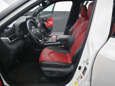 Used 2023 Toyota Highlander XSE FWD image 14