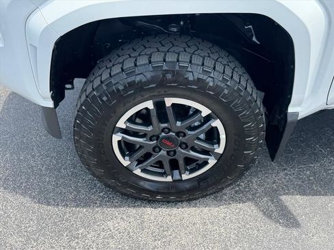Used 2025 Toyota Tacoma SR5 AWD/4WD image 16