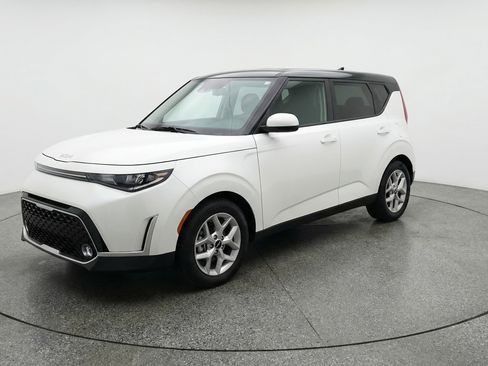 Used 2025 Kia Soul LX w/ LX Technology Package FWD image 3