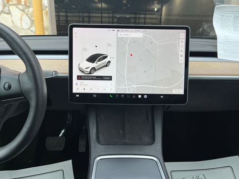 Used 2022 Tesla Model Y Long Range image 28