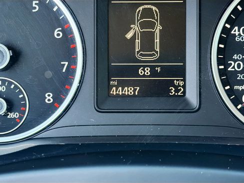 Used 2015 Volkswagen Tiguan S image 38