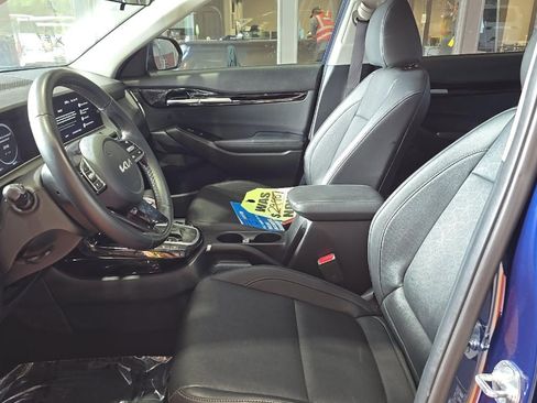 Used 2025 Kia Seltos EX FWD image 6