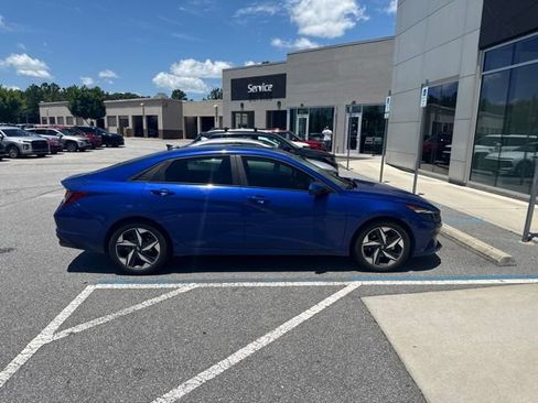 Used 2023 Hyundai Elantra SEL w/ Convenience Package FWD image 3
