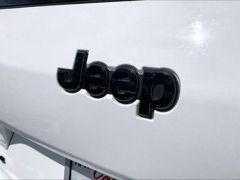 Used 2023 Jeep Grand Cherokee L Laredo image 30