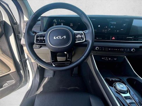 Used 2025 Kia Carnival EX FWD image 7