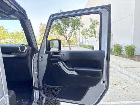Used 2016 Jeep Wrangler Unlimited Rubicon AWD/4WD image 15