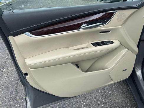 Used 2018 Cadillac XT5 Luxury w/ Driver Awareness Package FWD image 16