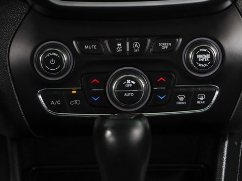 Used 2022 Jeep Cherokee Limited w/ Sun & Sound Group AWD/4WD image 20