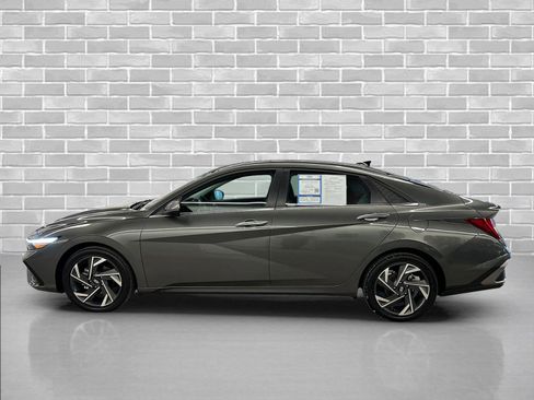 Used 2025 Hyundai Elantra Limited image 2