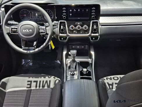 Certified 2022 Kia Sorento LX image 12