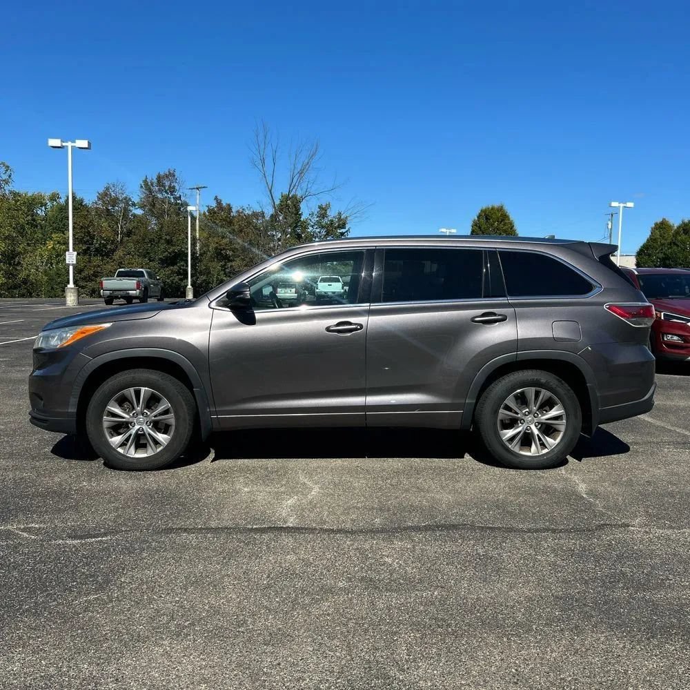 Used 2014 Toyota Highlander XLE AWD/4WD image 3