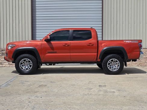 Used 2018 Toyota Tacoma TRD Off-Road image 2