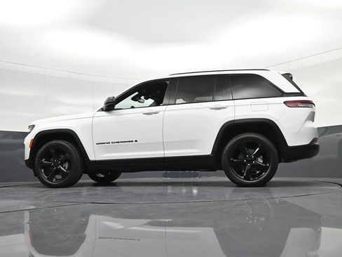 Used 2024 Jeep Grand Cherokee Altitude AWD/4WD image 34