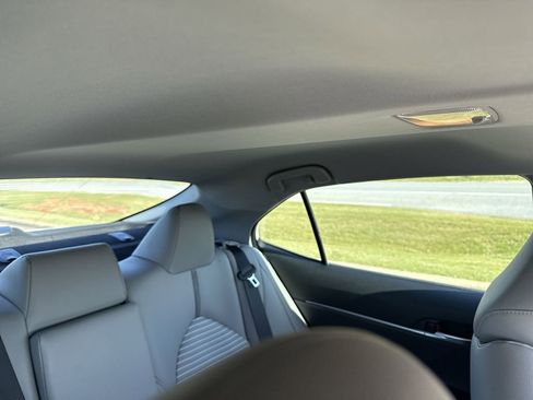 Used 2019 Toyota Camry SE FWD image 14