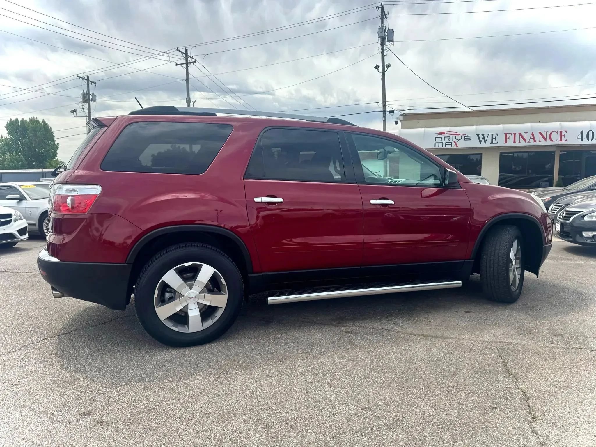 Used 2011 GMC Acadia SLE FWD image 2