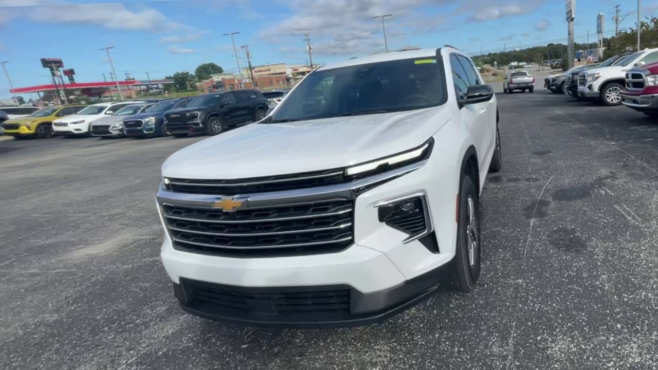 Used 2025 Chevrolet Traverse LT FWD image 4