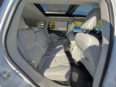 Used 2019 Jeep Cherokee Limited image 18