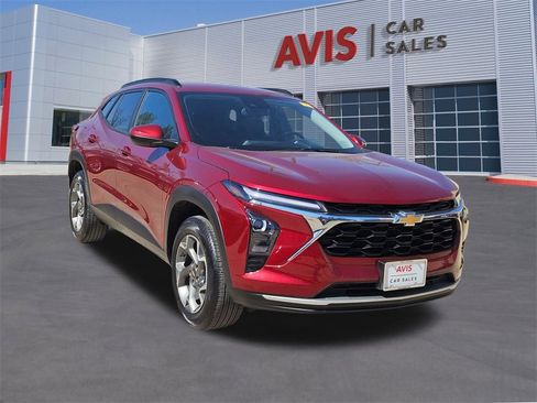 Used 2025 Chevrolet Trax LT w/ LT Convenience Package image 9