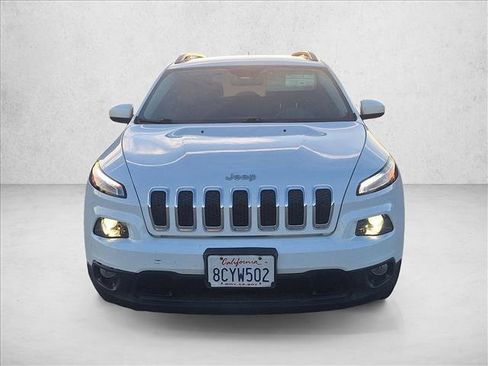 Used 2018 Jeep Cherokee Latitude image 2