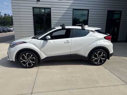 Used 2021 Toyota C-HR XLE FWD image 3