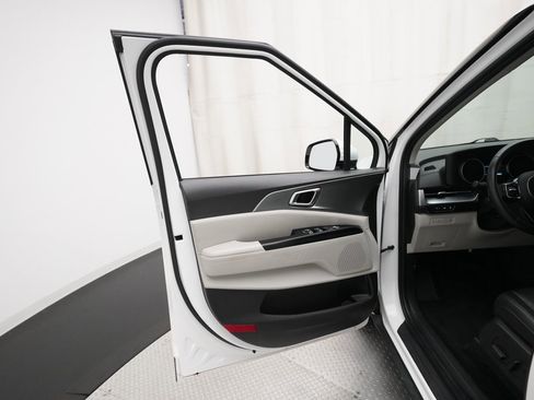 Certified 2024 Kia Carnival LX image 28