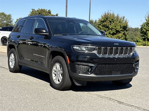 Used 2023 Jeep Grand Cherokee Laredo w/ Luxury Tech Group I image 4