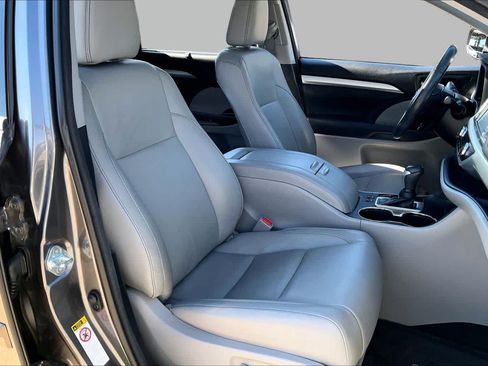 Used 2018 Toyota Highlander XLE FWD image 8