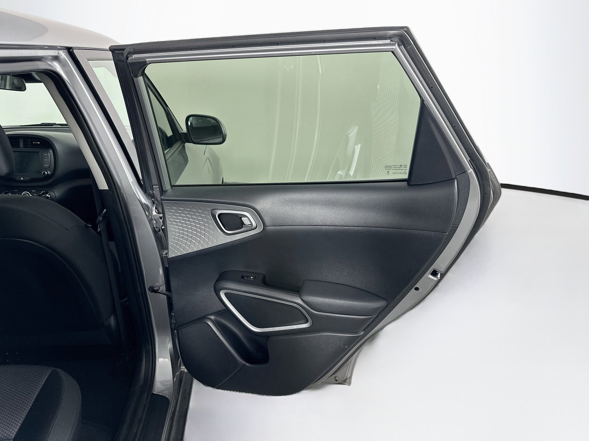 Used 2025 Kia Soul LX w/ LX Technology Package FWD image 30