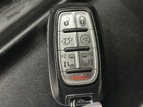 Used 2020 Chrysler Pacifica Touring-L FWD image 34