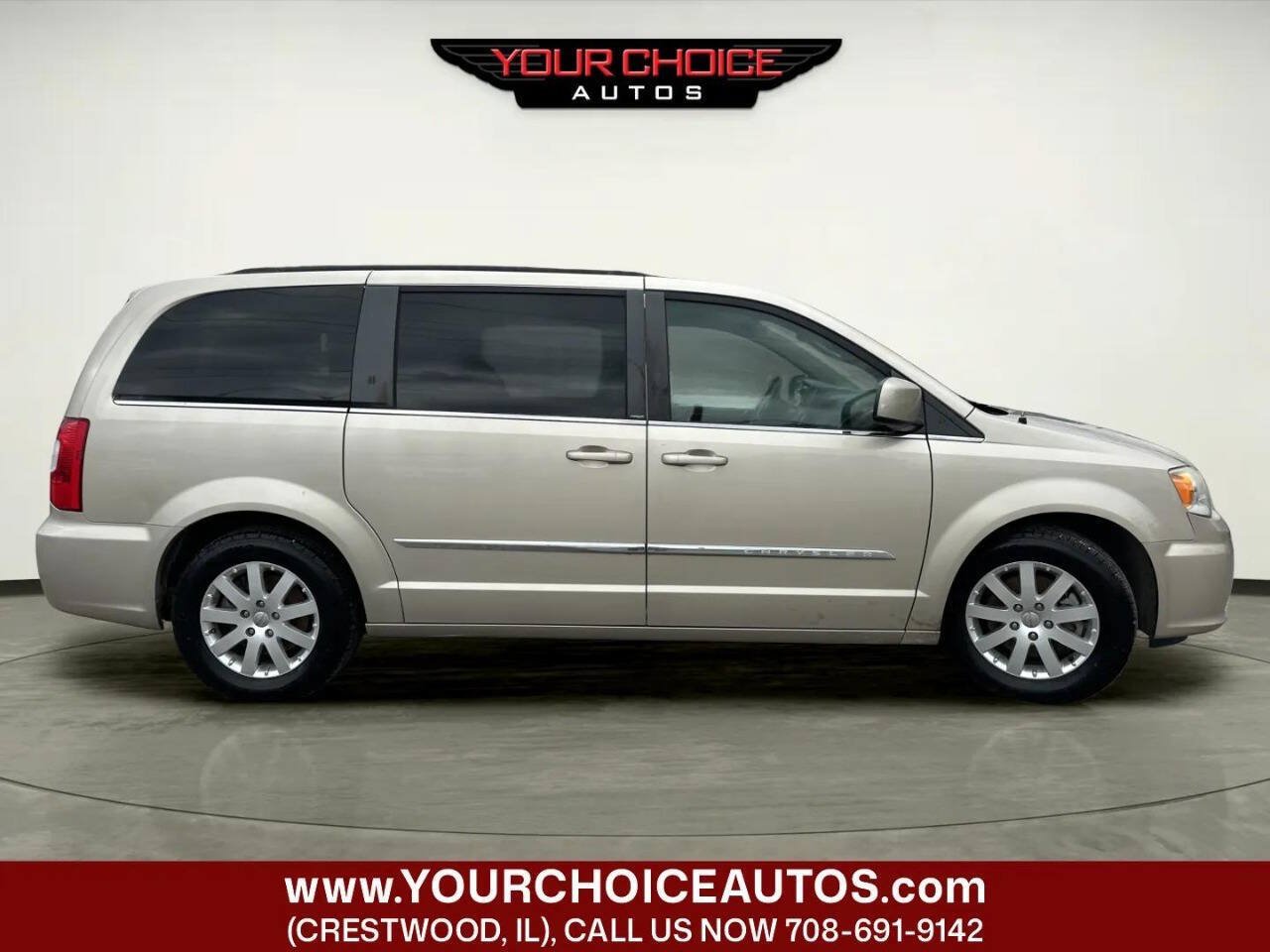 Used 2014 Chrysler Town & Country Touring FWD image 6