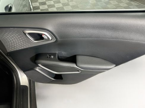Used 2025 Kia Soul LX w/ LX Technology Package FWD image 28