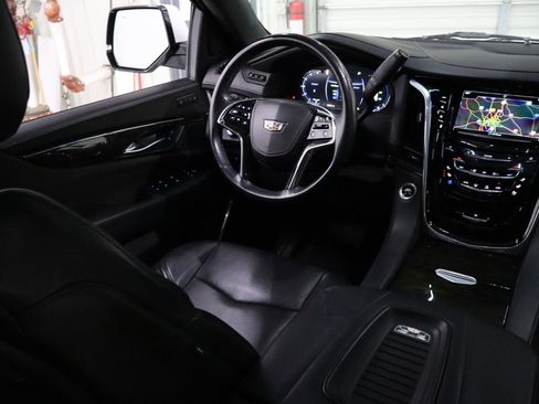 Used 2020 Cadillac Escalade Platinum image 32