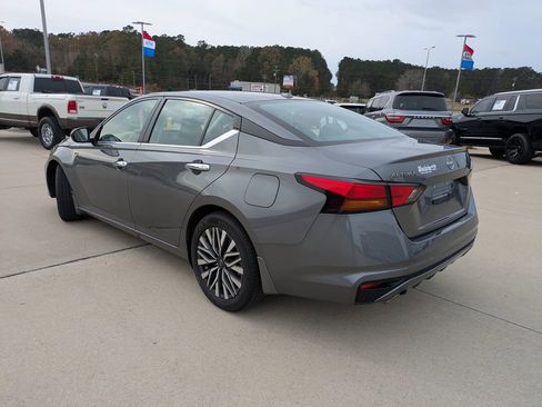 Used 2024 Nissan Altima 2.5 SV w/ SV Premium Package image 6