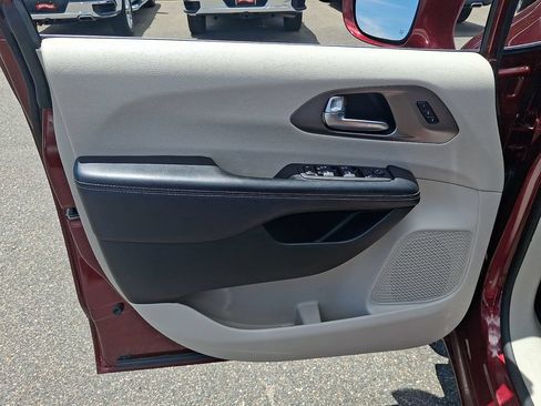 Used 2022 Chrysler Pacifica Touring-L w/ Uconnect Theater Family Group AWD/4WD image 12