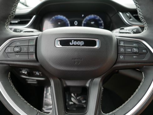 Used 2024 Jeep Grand Cherokee Laredo w/ Luxury Tech Group I AWD/4WD image 25