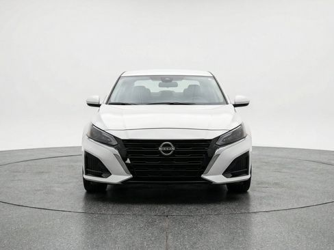 Used 2025 Nissan Altima 2.5 SV FWD image 2