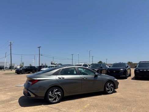 Used 2025 Hyundai Elantra SEL FWD image 24