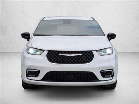Used 2025 Chrysler Pacifica Select FWD image 2