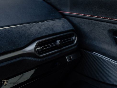 Used 2025 Aston Martin V8 Vantage Coupe image 31